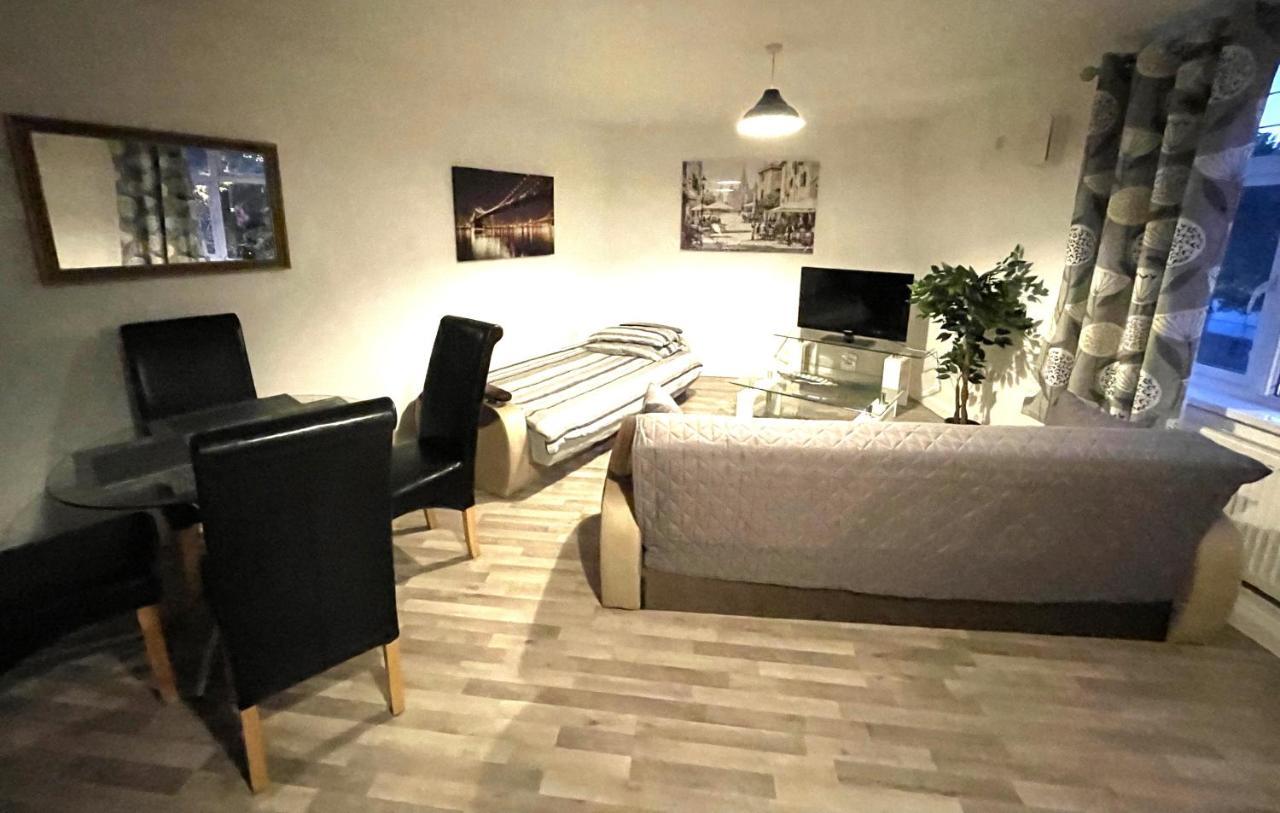 Deluxe 1-Bedroom Serviced Apartment Sleeps 4 For Short Or Long Stay Gillingham  Exterior foto